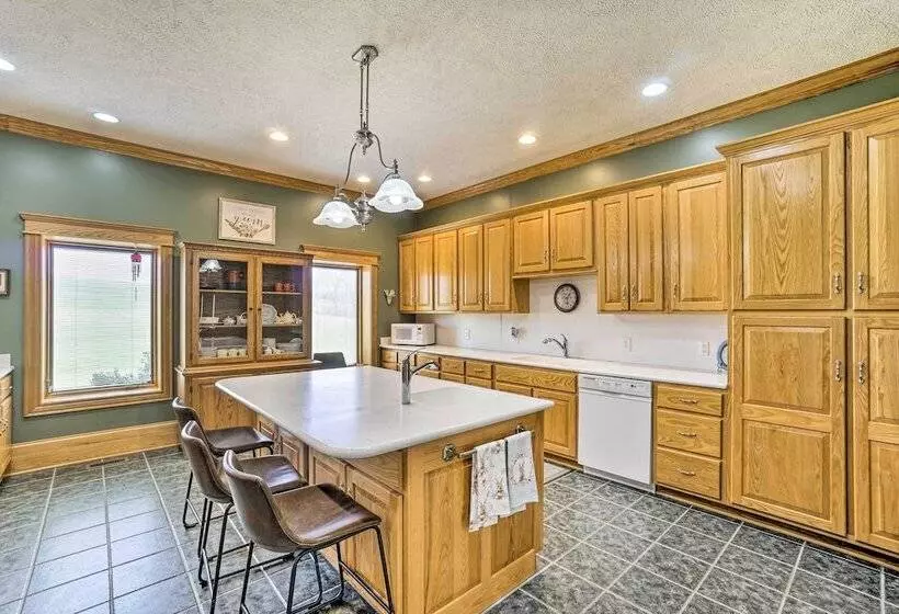 Spacious Mcarthur Home: Private Hot Tub + Pond!