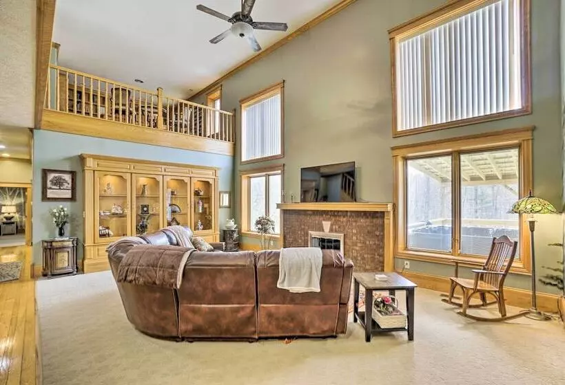 Spacious Mcarthur Home: Private Hot Tub + Pond!