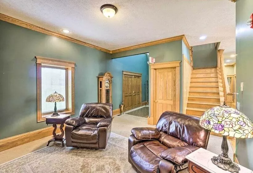 Spacious Mcarthur Home: Private Hot Tub + Pond!