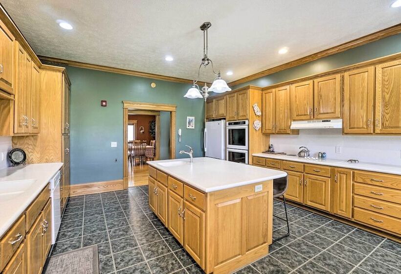 Spacious Mcarthur Home: Private Hot Tub + Pond!