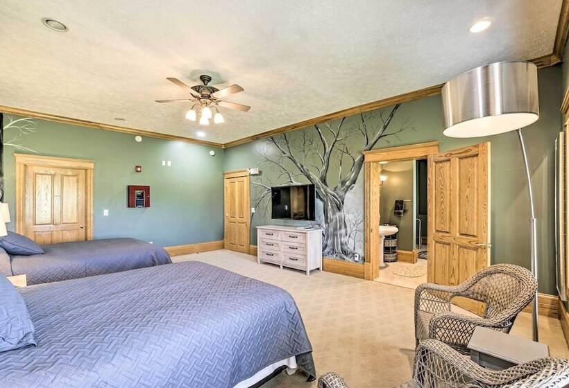 Spacious Mcarthur Home: Private Hot Tub + Pond!