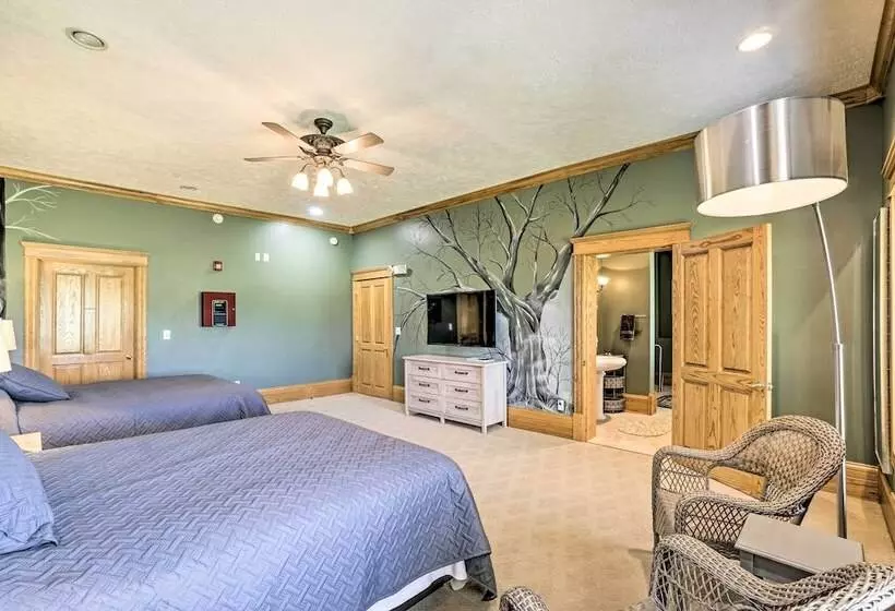 Spacious Mcarthur Home: Private Hot Tub + Pond!