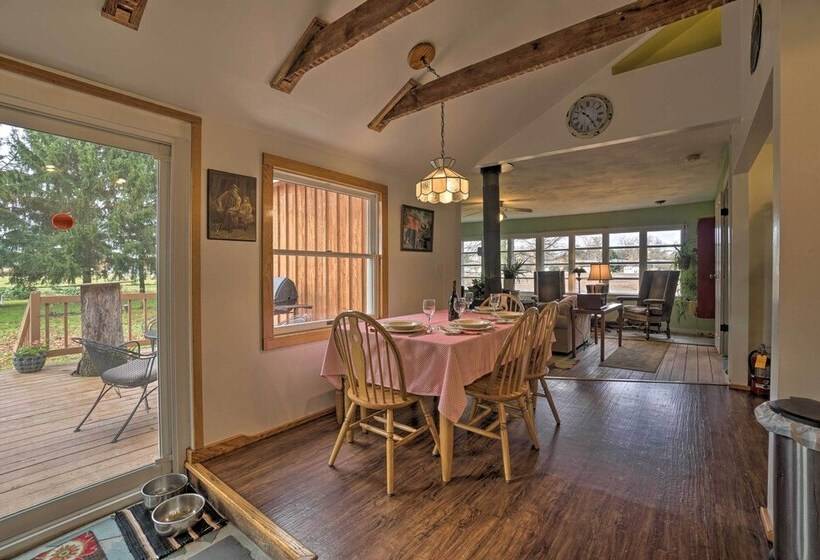 Vintage Farmhouse ~ 2 1/2 Mi To Mount Pleasant Ski