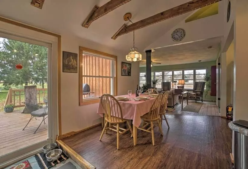 Vintage Farmhouse ~ 2 1/2 Mi To Mount Pleasant Ski