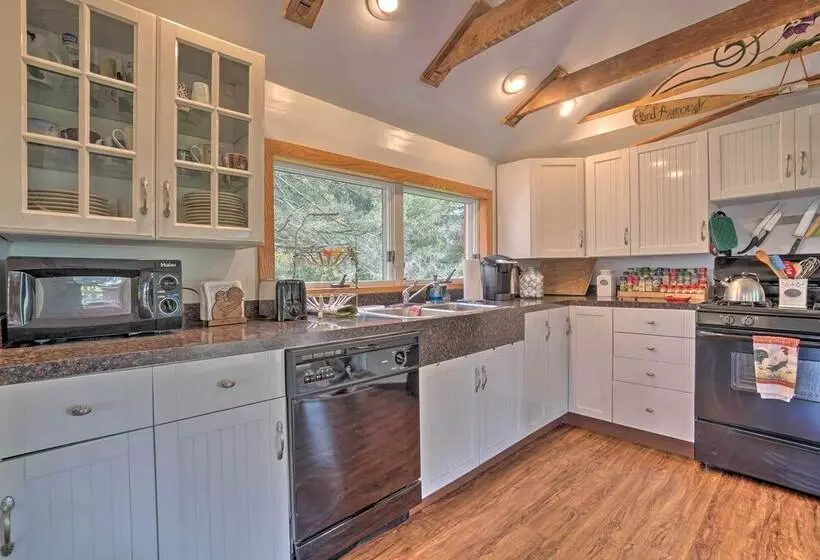 Vintage Farmhouse ~ 2 1/2 Mi To Mount Pleasant Ski