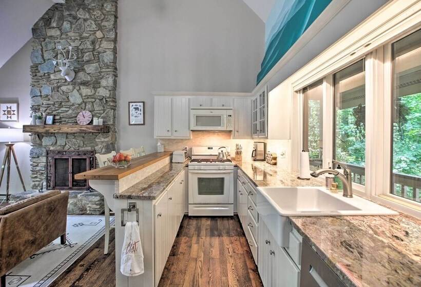 Wintergreen Resort Home W/ 2 Decks + Ski Access!