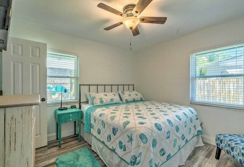 Bright Crystal River Home, Walk To Boat Ramp!