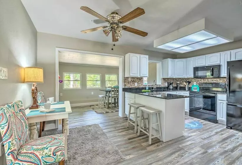 Bright Crystal River Home, Walk To Boat Ramp!