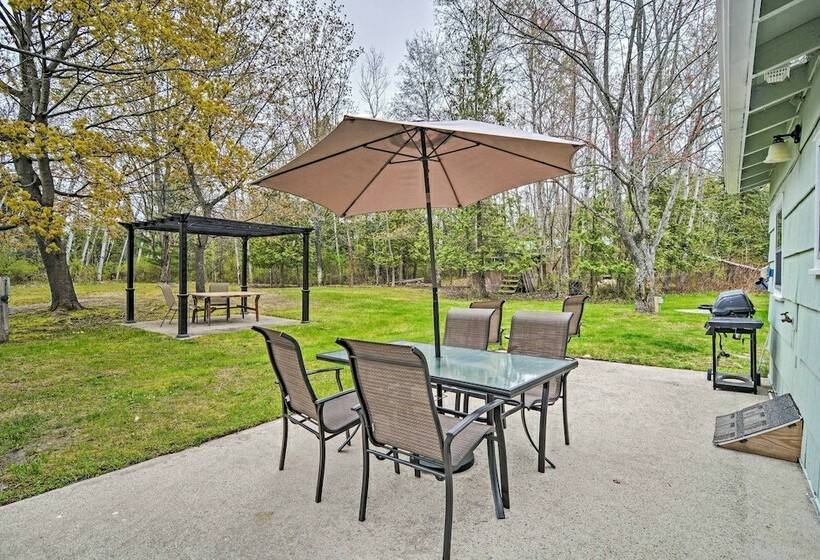 Charlevoix Cabin W/ Patio & Grill Steps To Lake!