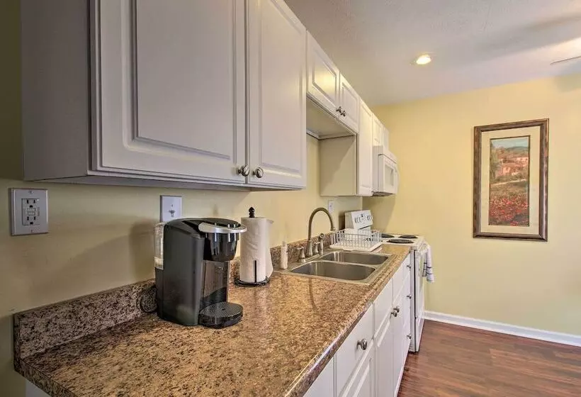 Cottage W/ Yard, Walk To Historic Attractions