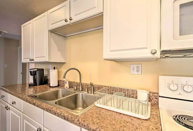 Cottage W/ Yard, Walk To Historic Attractions