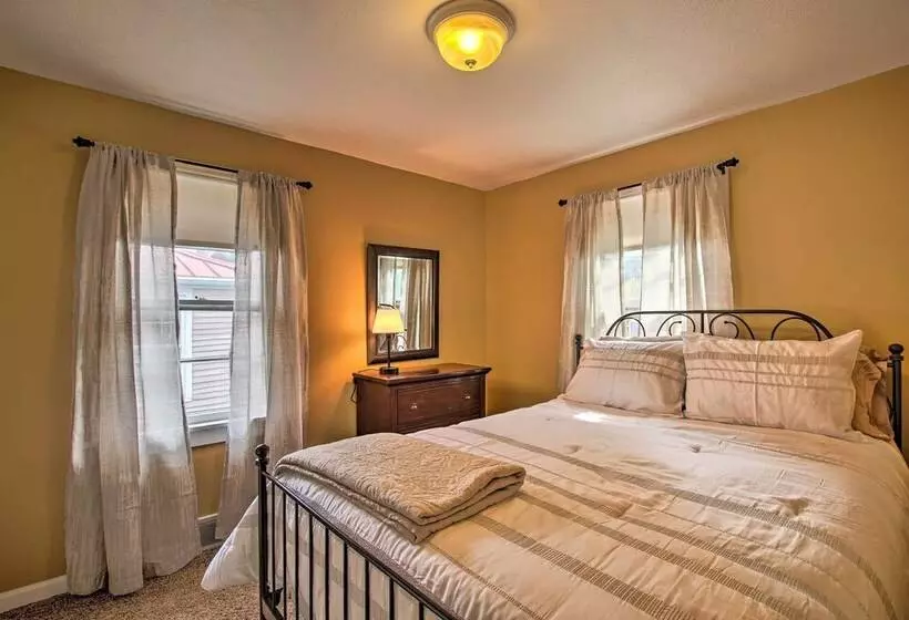 Cottage W/ Yard, Walk To Historic Attractions