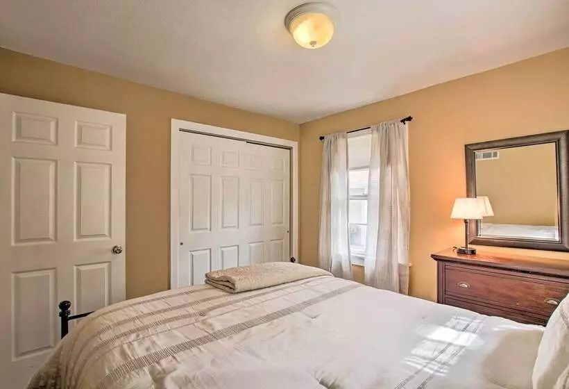 Cottage W/ Yard, Walk To Historic Attractions