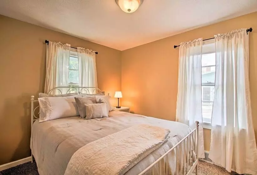 Cottage W/ Yard, Walk To Historic Attractions