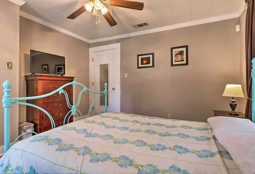 Cozy Gulfport Home: Walk To Beach, Marina & Casino