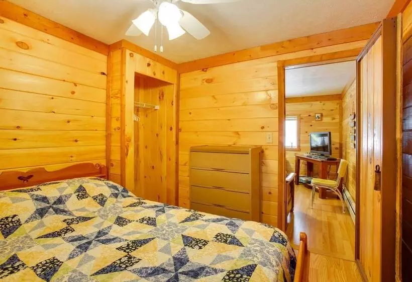 Cozy Interlochen Cabin W/ Dock: 1 Mi To Green Lake
