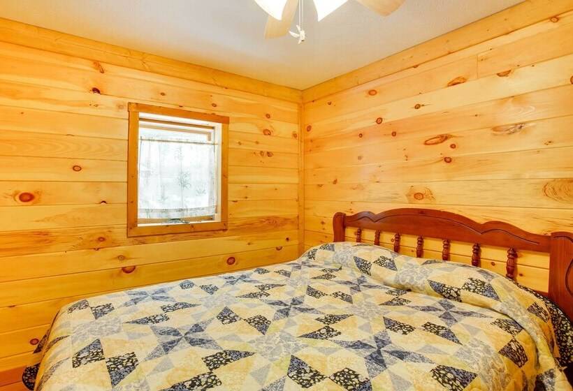 Cozy Interlochen Cabin W/ Dock: 1 Mi To Green Lake