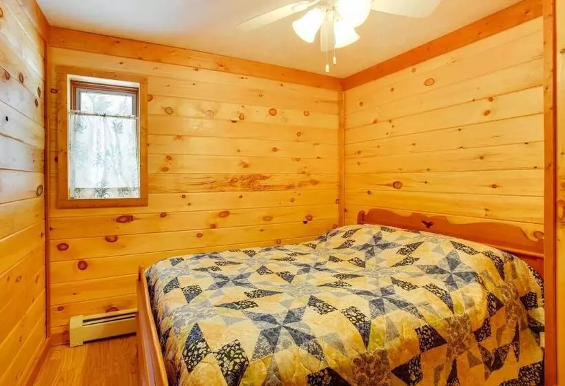 Cozy Interlochen Cabin W/ Dock: 1 Mi To Green Lake