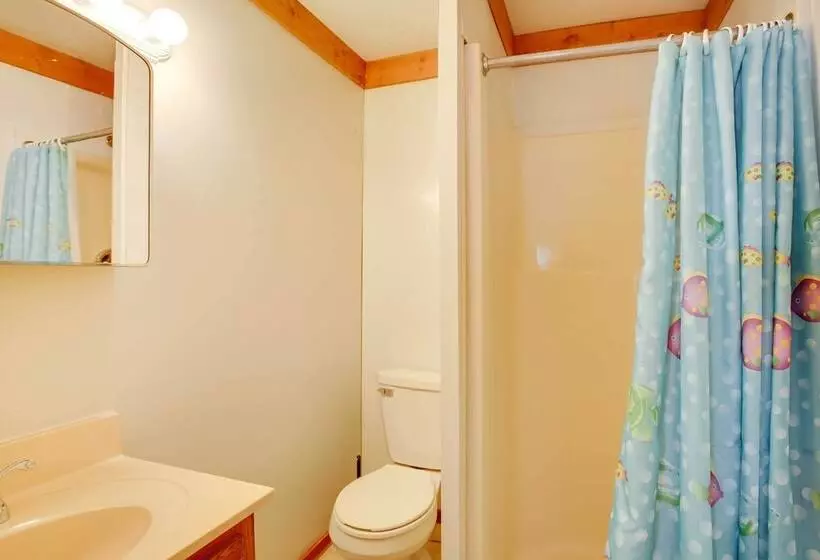 Cozy Interlochen Cabin W/ Dock: 1 Mi To Green Lake