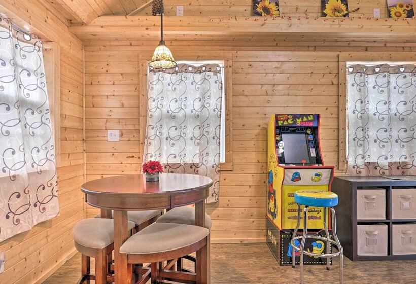 Riverfront Cabin Near Smoky Mountain National Park