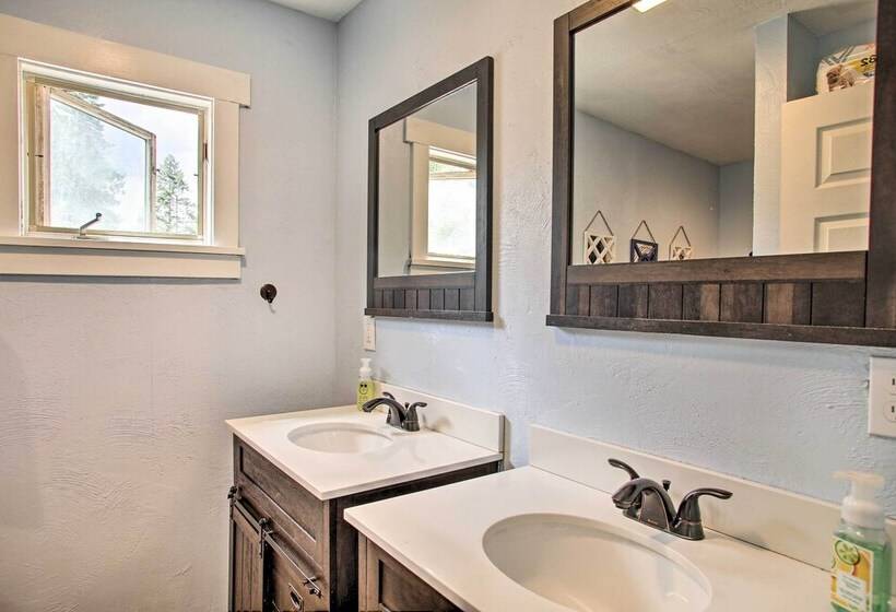 Cozy Pet Friendly Coeur D Alene Lake Cottage!