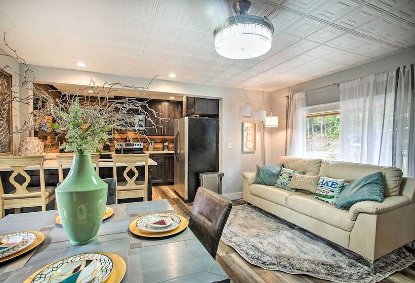 Cozy Pet Friendly Coeur D Alene Lake Cottage!