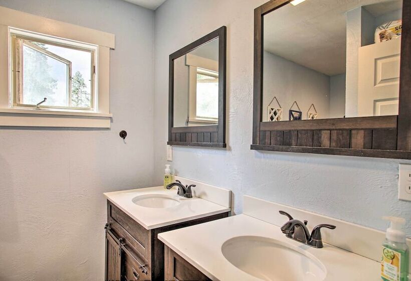 Cozy Pet Friendly Coeur D Alene Lake Cottage!