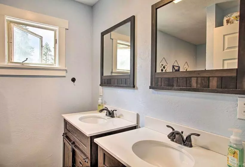 Cozy Pet Friendly Coeur D Alene Lake Cottage!