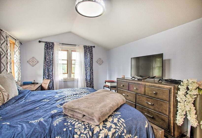 Cozy Pet Friendly Coeur D Alene Lake Cottage!