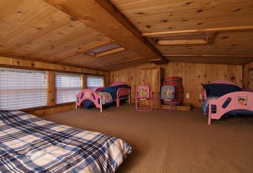 Family Cabin On 6 Acres W/ Lake Access & Hot Tub!