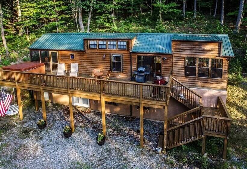 Family Cabin On 6 Acres W/ Lake Access & Hot Tub!