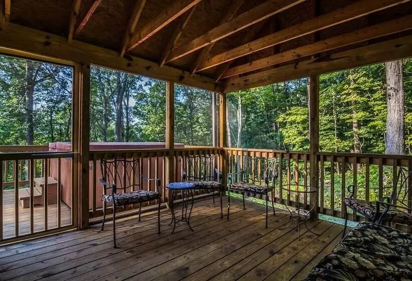 Family Cabin On 6 Acres W/ Lake Access & Hot Tub!