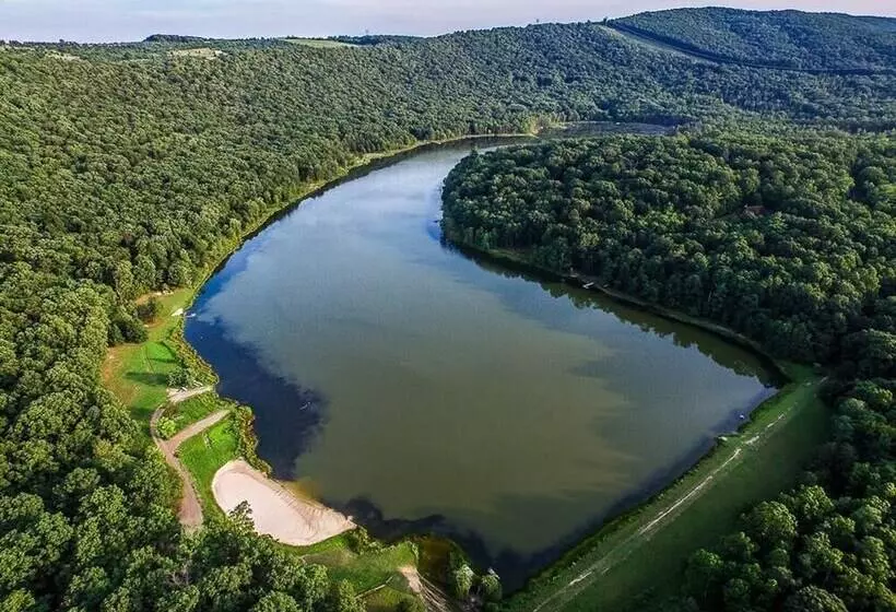 Family Cabin On 6 Acres W/ Lake Access & Hot Tub!
