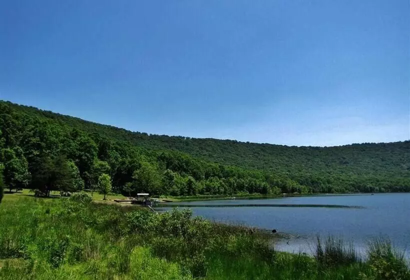 Family Cabin On 6 Acres W/ Lake Access & Hot Tub!