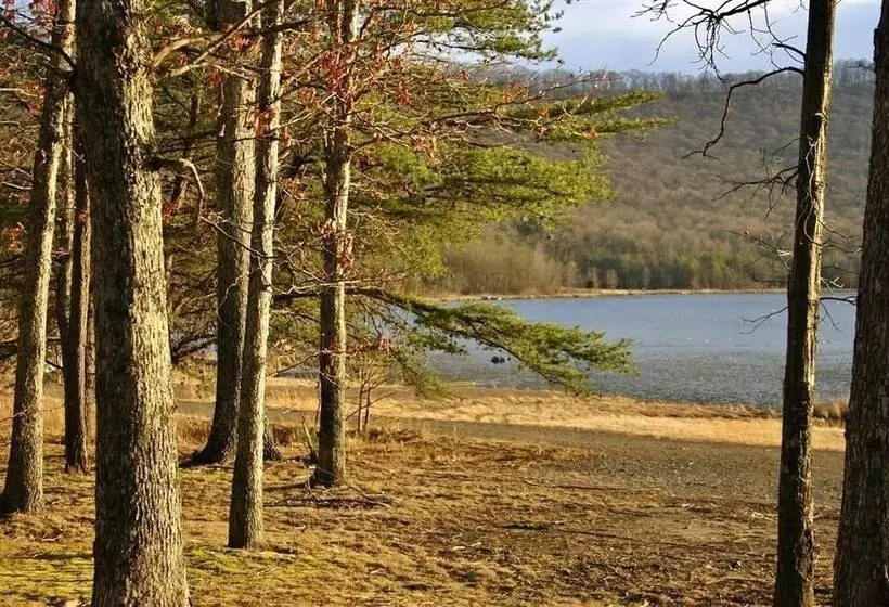 Family Cabin On 6 Acres W/ Lake Access & Hot Tub!