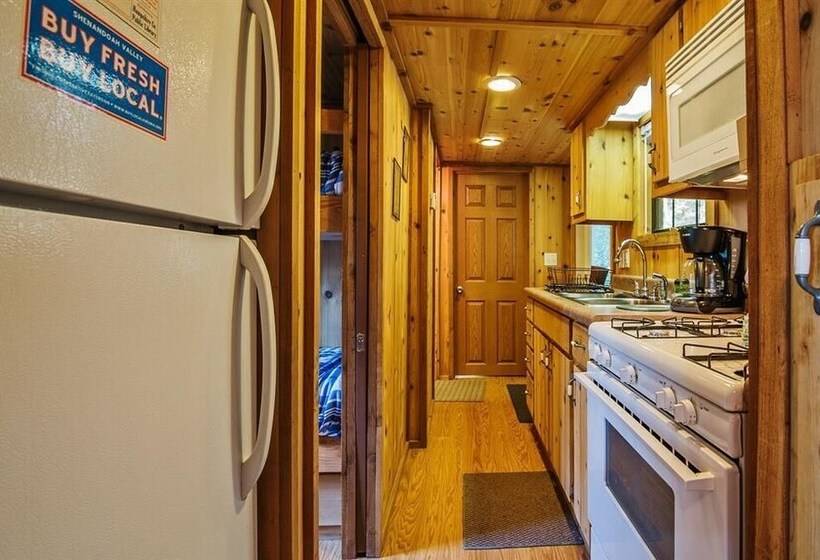 Family Cabin On 6 Acres W/ Lake Access & Hot Tub!