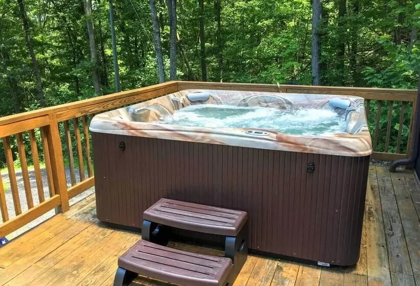 Family Cabin On 6 Acres W/ Lake Access & Hot Tub!