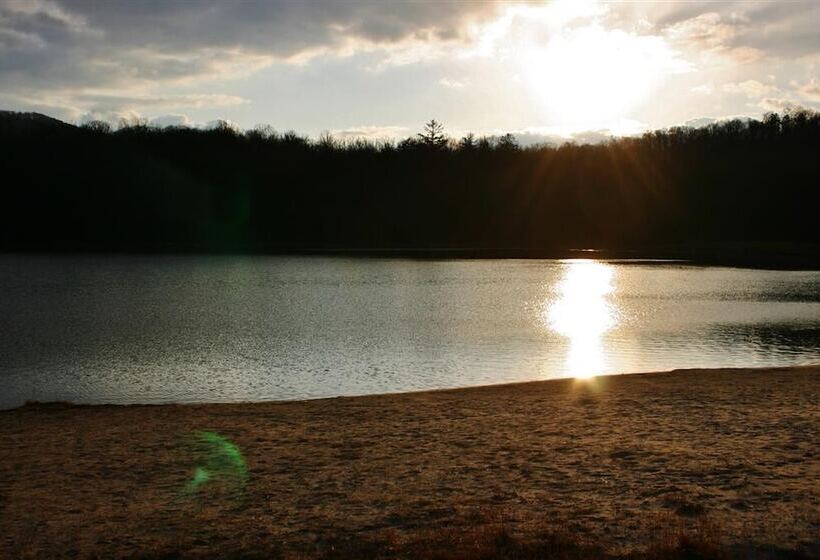 Family Cabin On 6 Acres W/ Lake Access & Hot Tub!