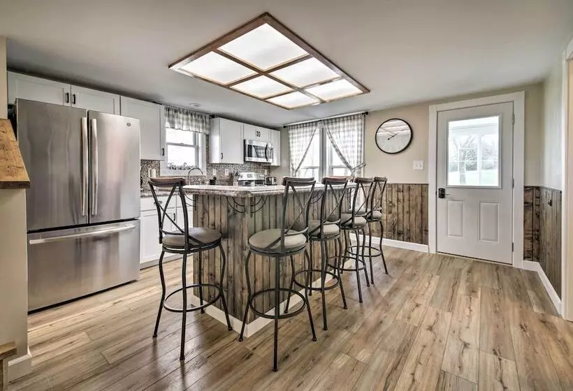 Farm Style Ste. Genevieve Retreat W/ Fire Pit!