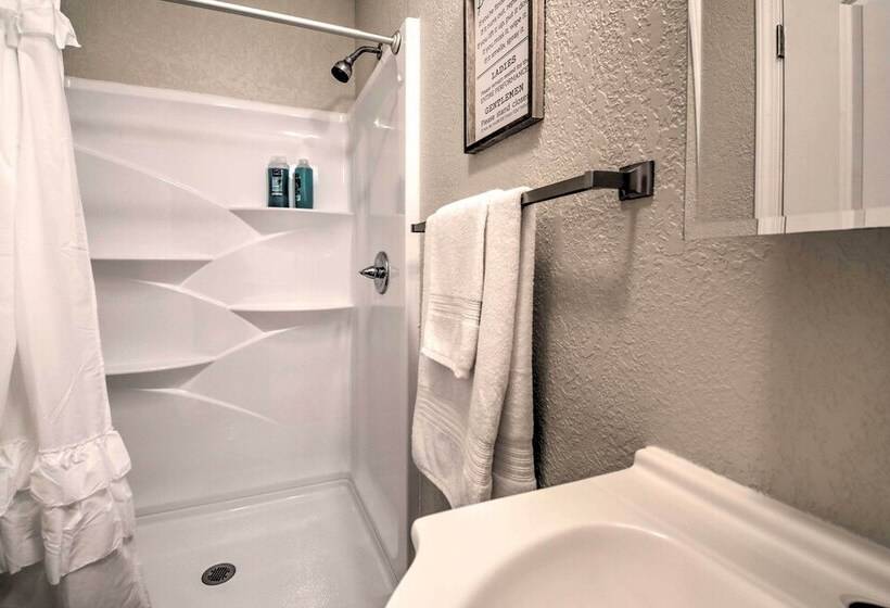 Farm Style Ste. Genevieve Retreat W/ Fire Pit!