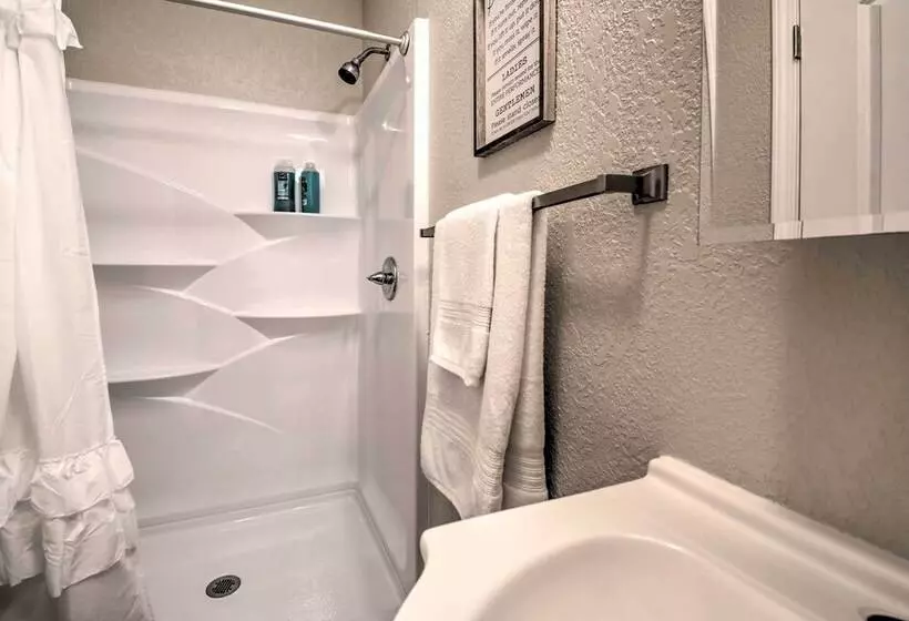 Farm Style Ste. Genevieve Retreat W/ Fire Pit!