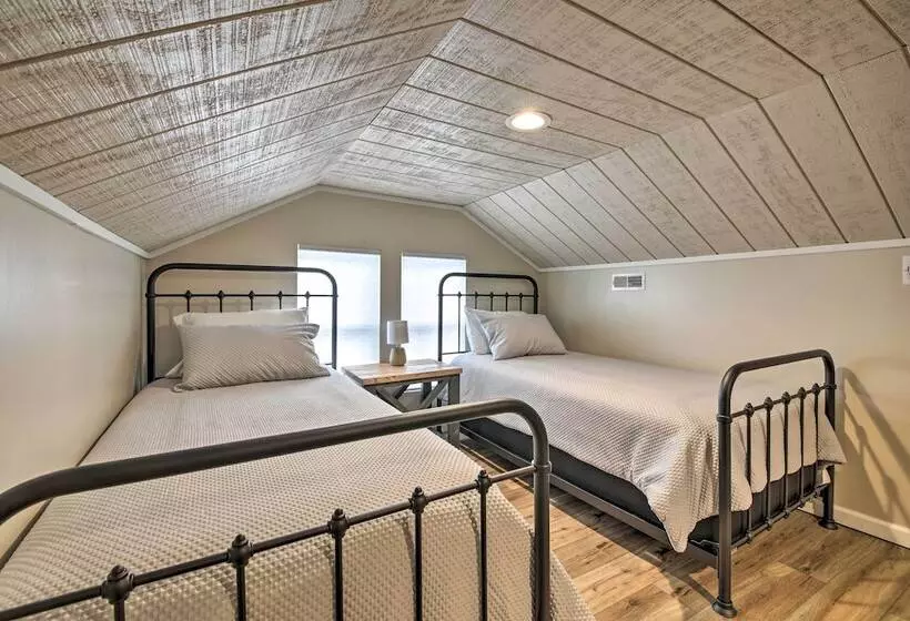 Farm Style Ste. Genevieve Retreat W/ Fire Pit!