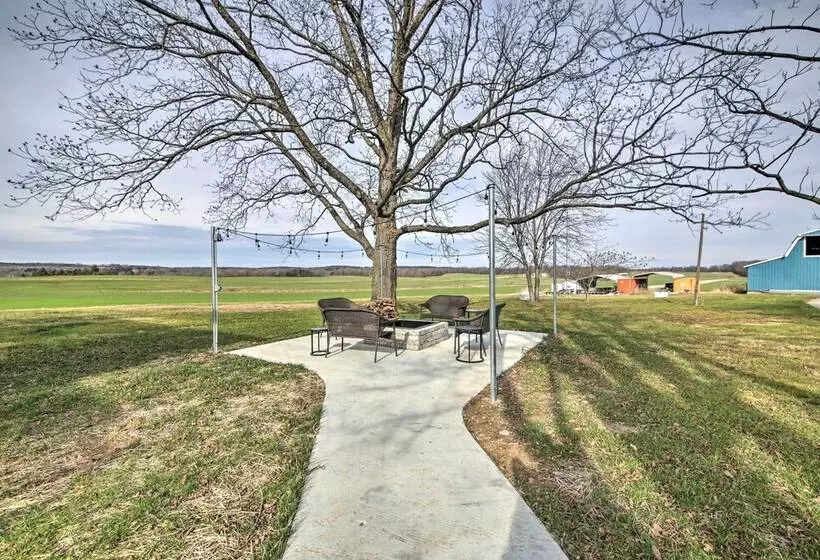 Farm Style Ste. Genevieve Retreat W/ Fire Pit!