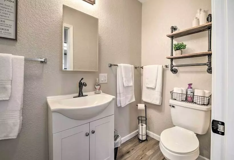 Farm Style Ste. Genevieve Retreat W/ Fire Pit!