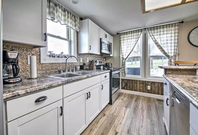 Farm Style Ste. Genevieve Retreat W/ Fire Pit!