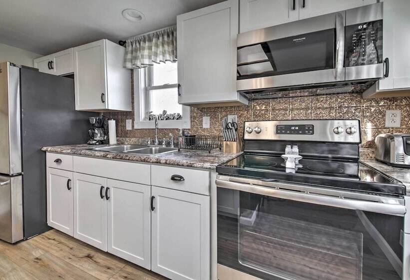 Farm Style Ste. Genevieve Retreat W/ Fire Pit!