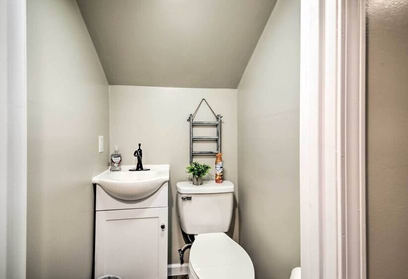 Farm Style Ste. Genevieve Retreat W/ Fire Pit!