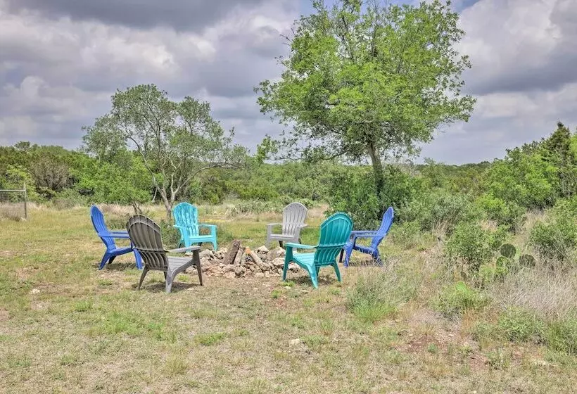 Fox Ridge Farmhouse    Hill Country Getaway!