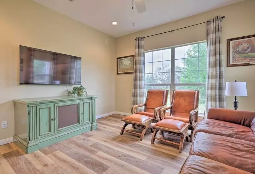 Fox Ridge Farmhouse    Hill Country Getaway!