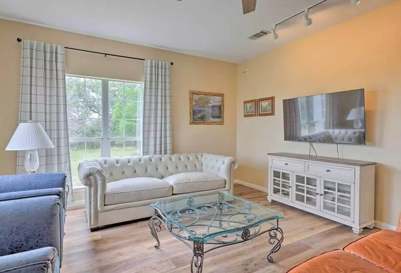 Fox Ridge Farmhouse    Hill Country Getaway!